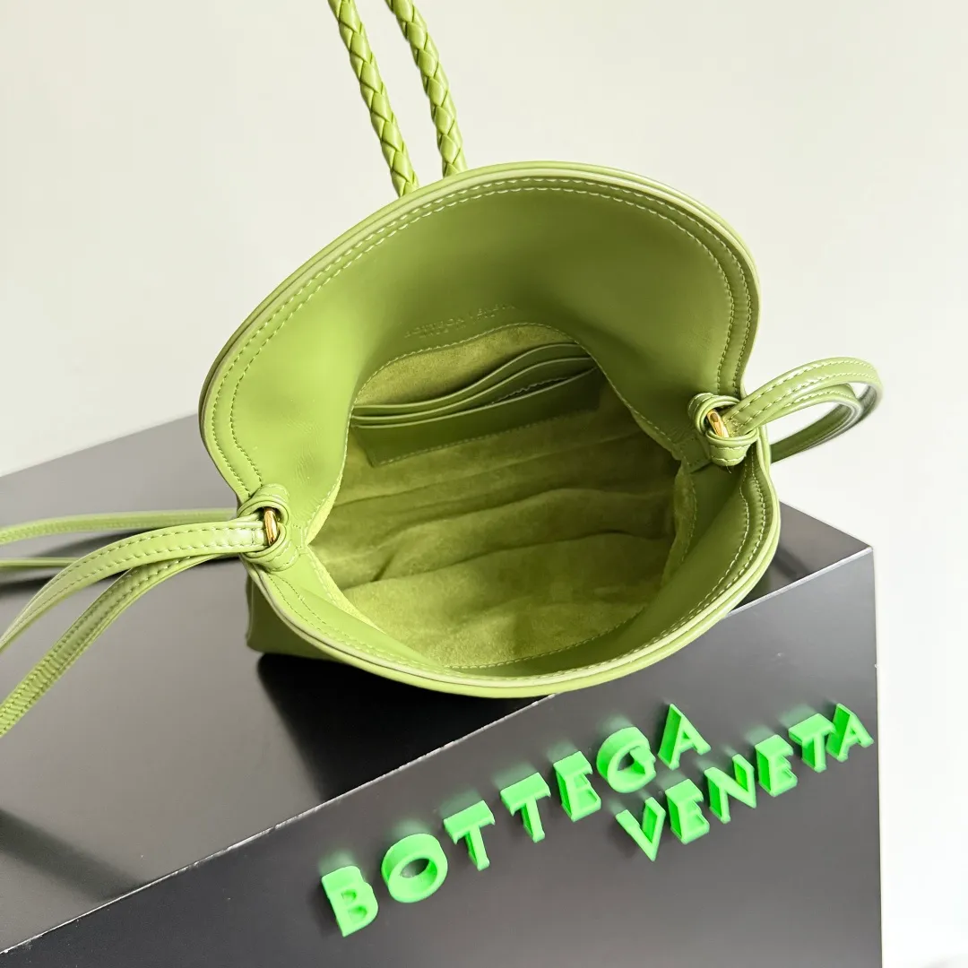 Batch 1520 BOTTEGA VENETA 2025 women's mini LIBERTA crossbody bag, the smallest size is shipped! ! Summer is here, how can you go out and play without a small bag? The "Freedom" series has the advantage of not being picky about seasons. I really like it. A small bag with a generous temperament is an indispensable item for every girl to perfectly adapt to the variety of summer outfits. The high-quality leather reveals a delicate luster. The U-shaped high-quality hardware design is enlarged in this size, which is the finishing touch. Whether it is attending a banquet or daily travel, it can show off the taste. Style No.: 826147 Size: 24*15.5*5cm